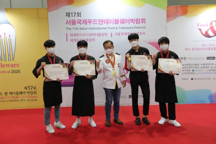 전주기전대학 호텔외식조리과 맛창업동아리 학생들이 12일 개최된 서울국제푸드그랑프리에서 수상 후 단체사진을 찍고 있다.