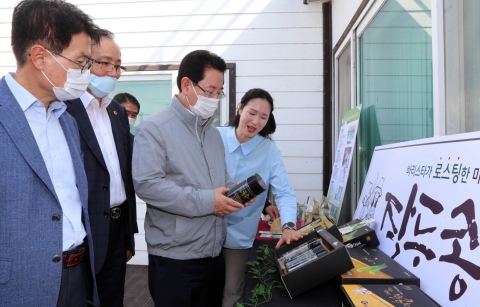 김영록 전남도지사, 강진 여성 농업인 운영 도두맘 방문
