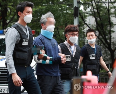 문 대통령에게 신발 던진 50대 남성 구속심사 종료