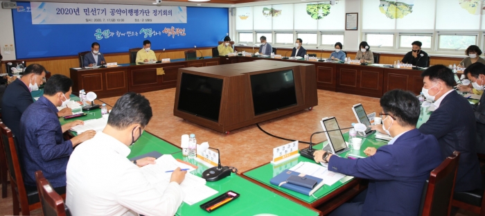무안군이 최근 민선7기 공약 이행상황에 대한 중간점검과 외부 전문가의 제언을 듣기 위해 공약이행평가단 정기회의를 개최했다.