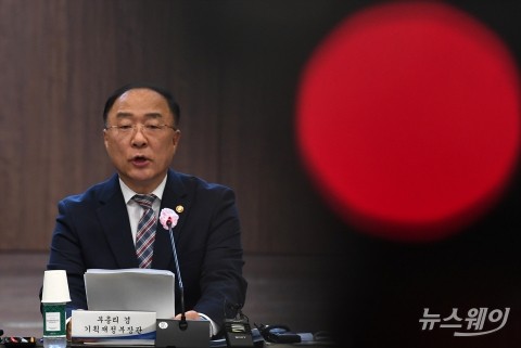 홍남기 “경제회복 우선···기본소득은 장기적 검토 과제”
