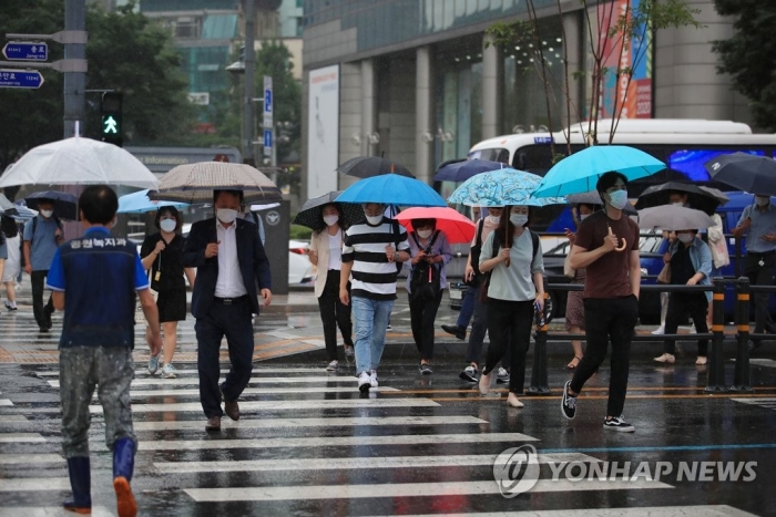 오늘 날씨 출근길 많은 비, 오후부터 그쳐···태풍 ‘장미’ 소멸. 사진=연합뉴스
