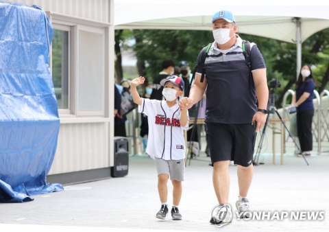 프로야구, 올 시즌 첫 관중 입장···외신들 취재 열기