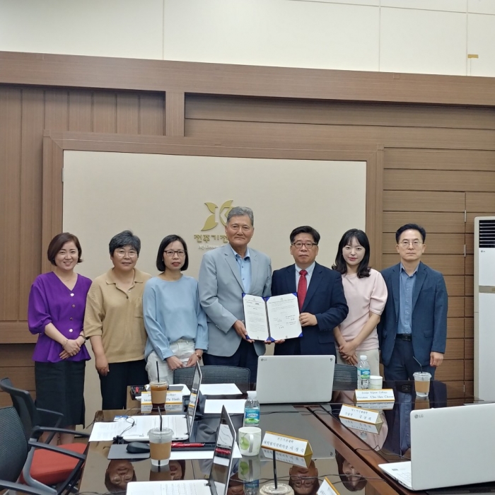 전주기전대학 조희천 총장이 24일 베트남 하노이국제대학과 우수인재 선발 및 양성을 위한 온라인 국제협약을 진행하고 있다.