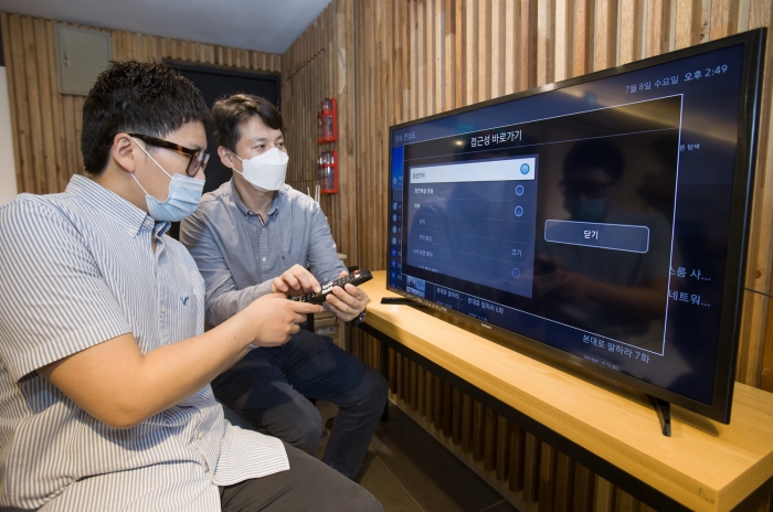 삼성전자 상품전략팀 직원(오른쪽)이 서울 관악구에 위치한 실로암 시각장애인 복지관에서 한 시각장애인에게 삼성전자 스마트TV의 접근성 기능에 대해 설명하고 있다. 사진=삼성전자 제공