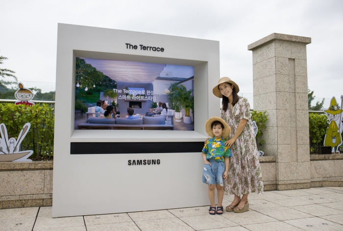 삼성전자 모델들이 서울신라호텔 야외 수영장 ‘어번 아일랜드’에 설치된 ‘더 테라스’를 선보이고 있다. 사진=삼성전자 제공