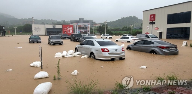 전북, 시간당 100㎜ ‘폭우’···침수·붕괴에 이재민 3명 발생