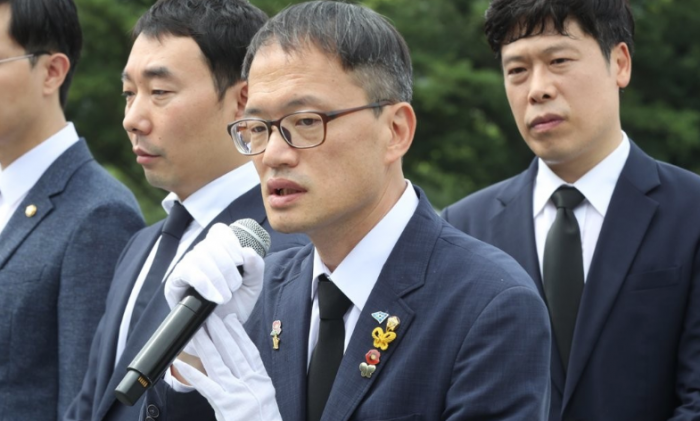 노무현 전 대통령 묘역 참배한 박주민 더불어민주당 의원. 사진=연합뉴스 제공