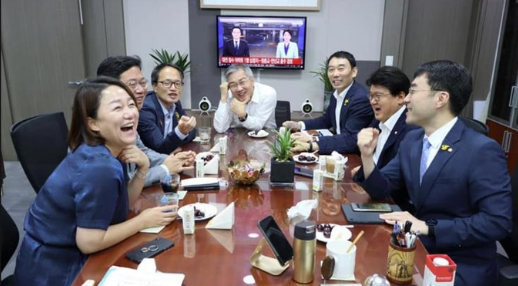 최강욱 열린민주당 의원이 페이스북에 올렸던 사진. 사진=최강욱 페이스북 캡처
