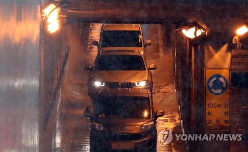 폭우에 물 차오른 광화문 지하차도. 사진=연합뉴스 제공