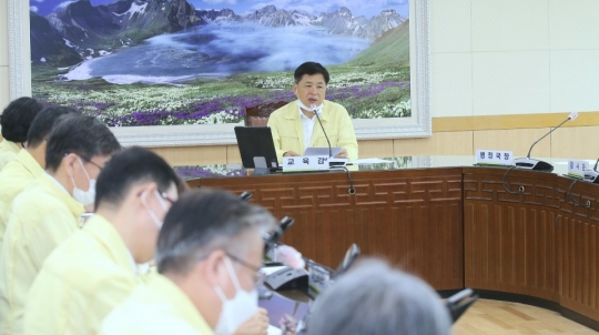 장석웅 전남교육감이 3일 오전 확대간부회의를 주재하고 있다.