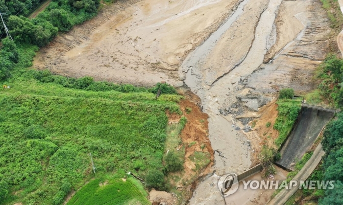 지난 2일 경기도 이천시 산양저수지 둑이 무너진 모습. 본 기사와는 관련 없음. 사진=연합뉴스