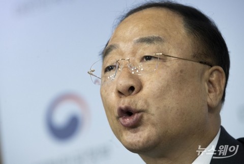 홍남기 “전월세 전환율 2.5%로 하향조정···공공재개발 9월 공모”(종합)