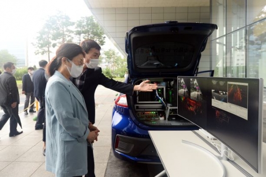 성남시가 5일 시청 광장에서 자율주행차 빅데이터 수집 및 차량제어 기술을 선보였다