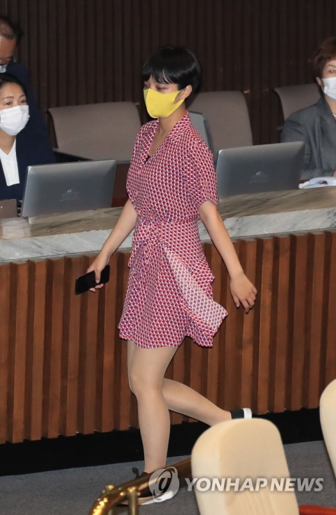 류호정 분홍원피스 등원 논란···류 “권위가 양복으로 세워지나”