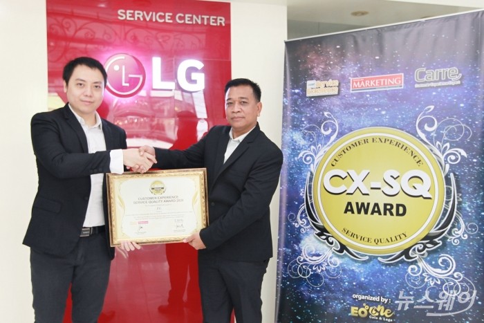 LG전자 인도네시아 서비스법인 직원이 CCSL 관계자로부터 인증서를 전달받고 있다. 사진=LG전자 제공