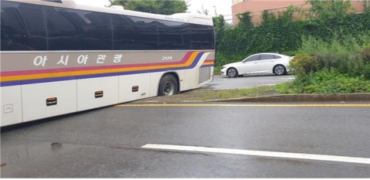 버스 뒷바퀴가 싱크홀에 빠진 장면. 사진=서울시의회
