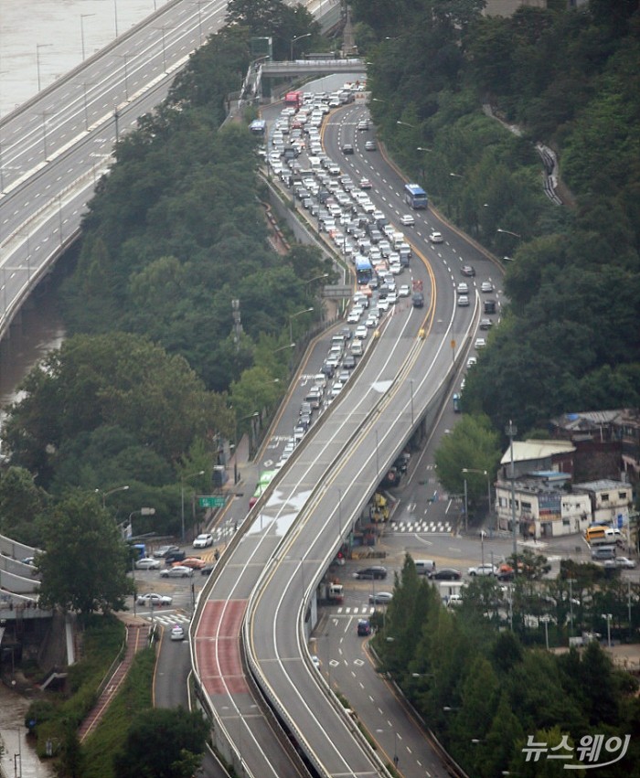 한강수위 상승 ‘서울 주요 도로 침수 교통통제’. 사진=이수길 기자 leo2004@newsway.co.kr .