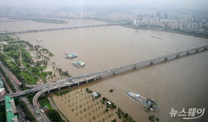 사진은 이번 폭우로 수위가 상승된 한강 모습. 사진=이수길 기자 leo2004@newsway.co.kr .