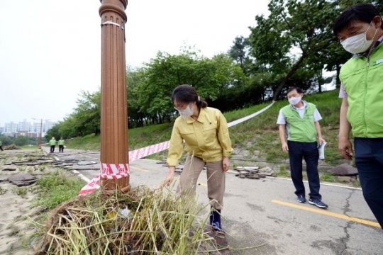 은수미 성남시장이 탄천 산책로의 파손 상황을 점검하고 있다.