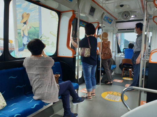 월미바다열차 시승행사에 참여한 시민들. 사진=인천교통공사