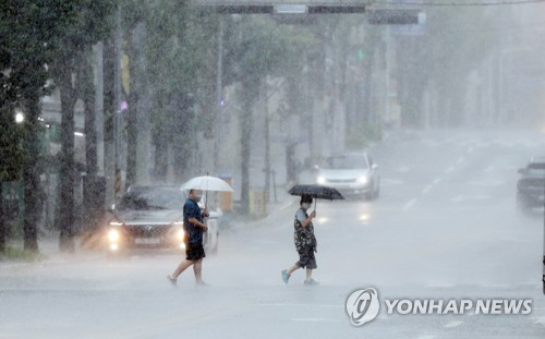 광주·전남에 국지성 호우가 쏟아진 지난 6일 오전 광주 북구에서 세찬 비를 맞으며 시민들이 길을 건너고 있다. 사진=연합뉴스 자료
