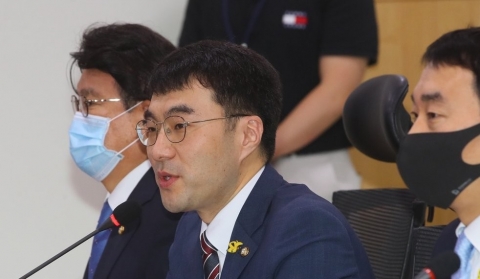 최고이율 10% 이하로···“서민을 위해” vs “대부업 씨말려”