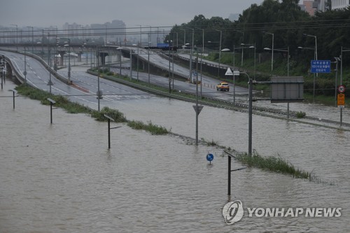 지난 6일 서울 성동교 인근 동부간선도로가 중랑천 물에 잠겨 통제돼 있다. 사진=연합뉴스 제공