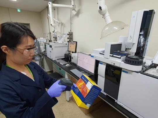 한국석유관리원 시험원이 QR 스캐너로 시험장비를 스캔해 시스템에 등록하고 있다.