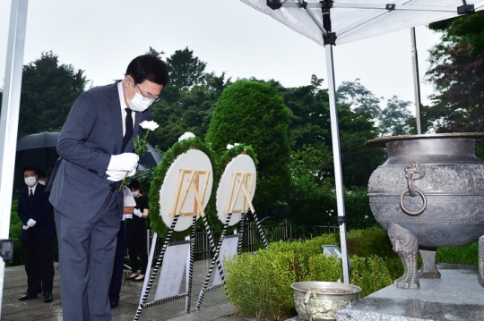 박남춘 인천시장이 15일 제75주년 광복절을 맞아 수봉공원 현충탑에서 헌화와 분향을 하고 있다.