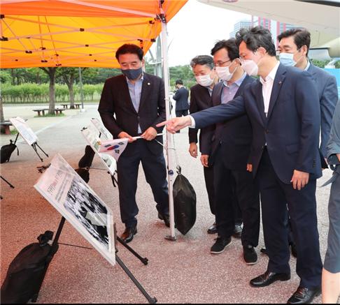 14일 채현일 영등포구청장(오른쪽)과 김민석 국회의원(오른쪽 두 번째)이 구의원들이 함께 제75주년 광복절 기념 사진전에서 사진을 감상하고 있다.