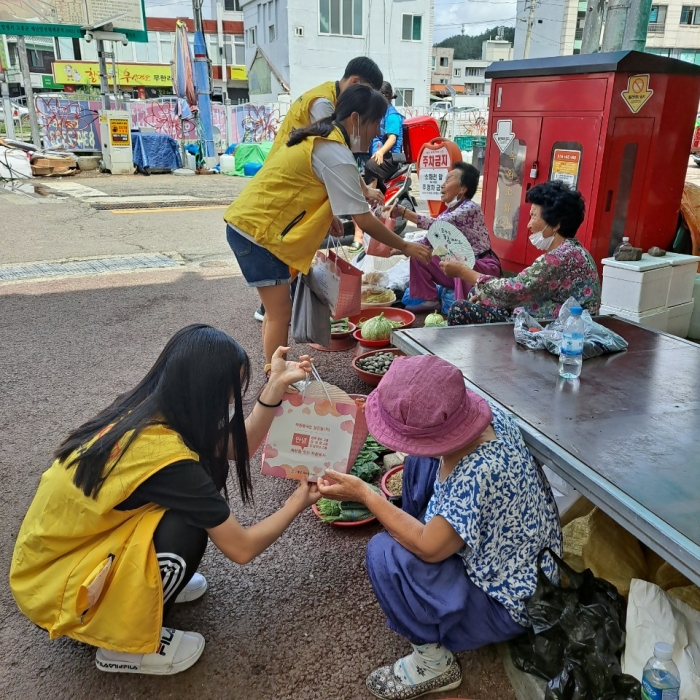 고흥군 중고생들이 고흥군 자원봉사센터가 실시한 ‘2020여름방학청소년자원봉사체험학교’에서 나눔 봉사를 하고 있다.