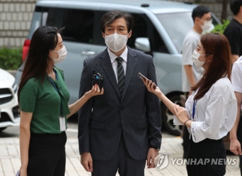 조국 “딸 수사한 검사 감찰해달라” 촉구···검찰 “근거 없는 주장”