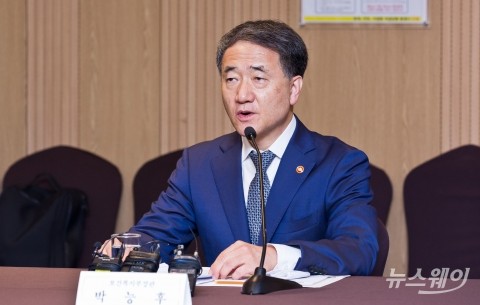 박능후 “확진자 감소 추세지만 안심할 단계 아냐”