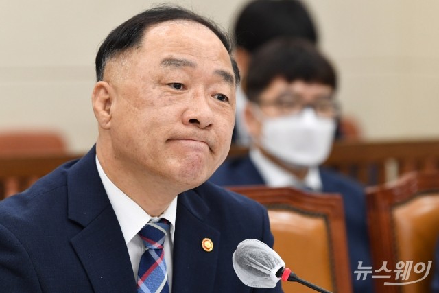 불사조 홍남기···‘최장수 기재부 장관’ 비결은