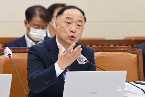 홍남기 “갭투자 물량 나오는 중···30대 패닉바잉 많이 진정”