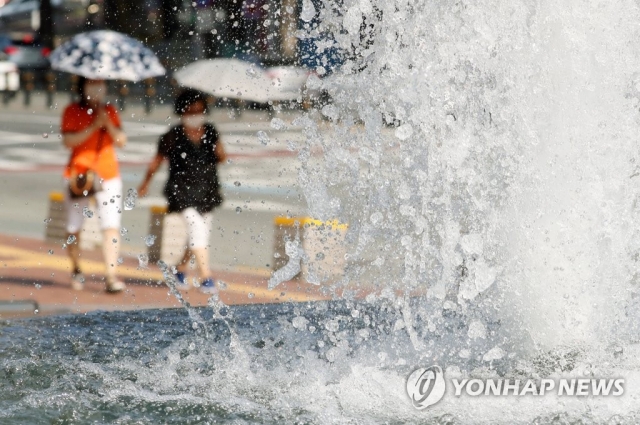 남부지방 최고 36도 ‘찜통더위’ 계속···서울·경기 등 중부 흐리고 비