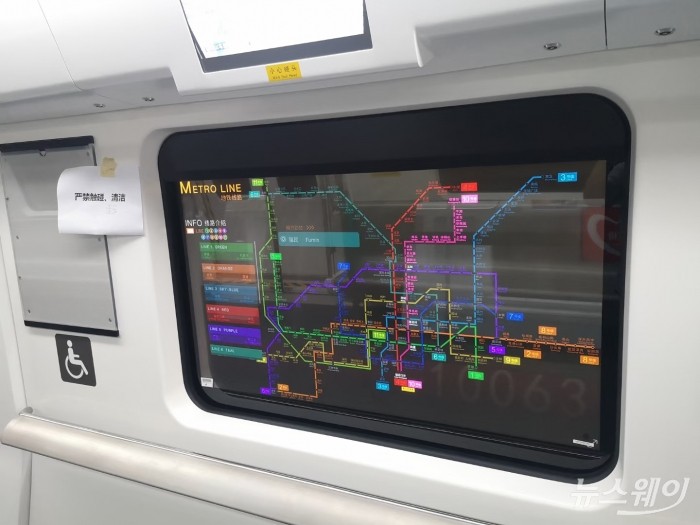 중국 심선 지하철 10호선 객차에 장착된 LG의 투명 OLED 모습. 사진=LG디스플레이 제공