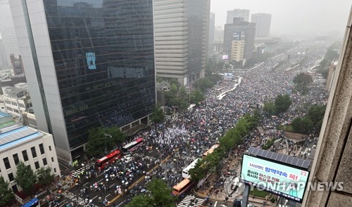 지난 15일 광화문에서 열린 대규모 집회. 사진=연합뉴스