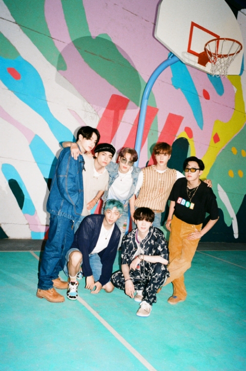 방탄소년단, ‘MTV 비디오 뮤직 어워즈’서 4관왕···“아미에게 공을”