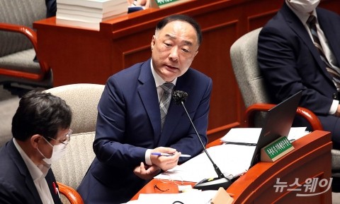홍남기, 대주주 3억안 고수···“가족합산은 폐지 준비”
