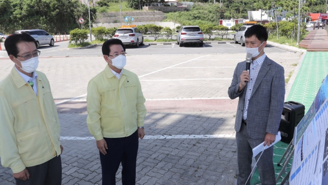 김영록 전남지사가 25일 오후 박우량 신안군수와 신안 암태면 천사대교를 방문해 제8호 태풍 ‘바비(BAVI)’ 북상에 따라 태풍 피해대비 상황을 점검하고 있다.