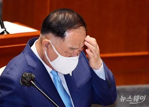 ‘대주주 3억원’ 고수한 홍남기···해임 청원 20만명 돌파