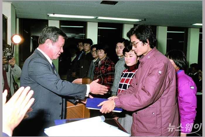 고 최종현 선대회장이 1986년 해외 유학을 앞둔 한국고등교육재단 장학생들에게 장학증서를 전달하고 있다. 사진=SK그룹 제공