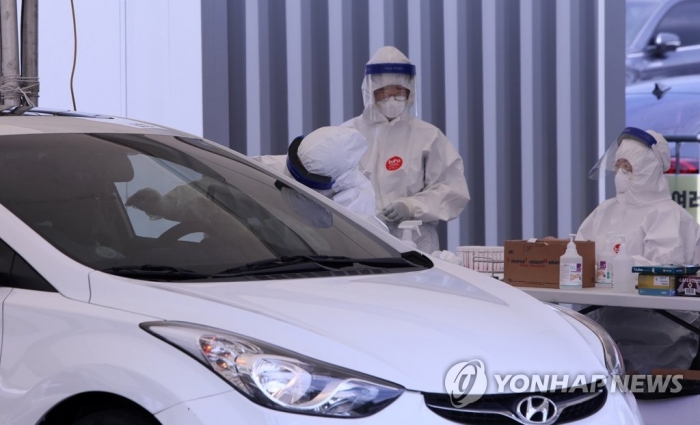 구로구 아파트 확진자 총 28명···“최초 확진자 조사 중” / 사진=연합뉴스 제공