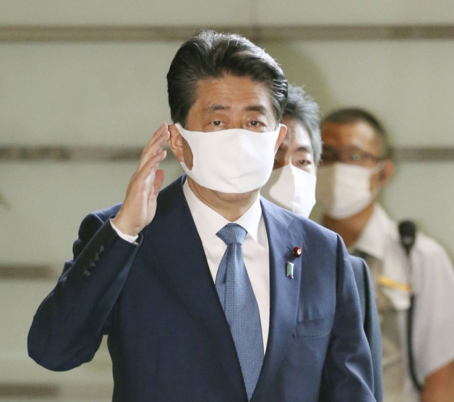 NHK “아베 사임 의향 굳혀···지병으로 국정 지장 피하려”