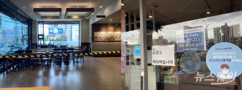 손님 바글바글한 ‘빵집’ VS 텅 빈 ‘커피숍’···매출 타격 자영업자 절규