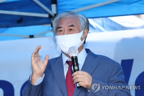 퇴원한 전광훈 첫마디는 “정부 방역은 사기극···순교 각오했다”