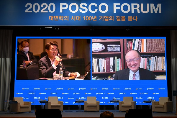 2020 포스코포럼에서 최정우 회장이 기조강연자인 김용 전 세계은행총재와 화상으로 대화하는 모습. 사진=포스코 제공