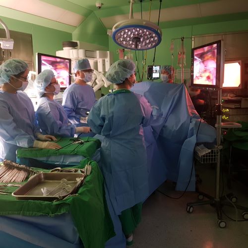 (왼쪽에서 세 번째) 외과 박경호 교수가 복강경수술을 시행하고 있으며, 오른쪽에서 첫 번째 외과 전공의가 내시경으로 내부 출혈여부를 확인하고 있다.